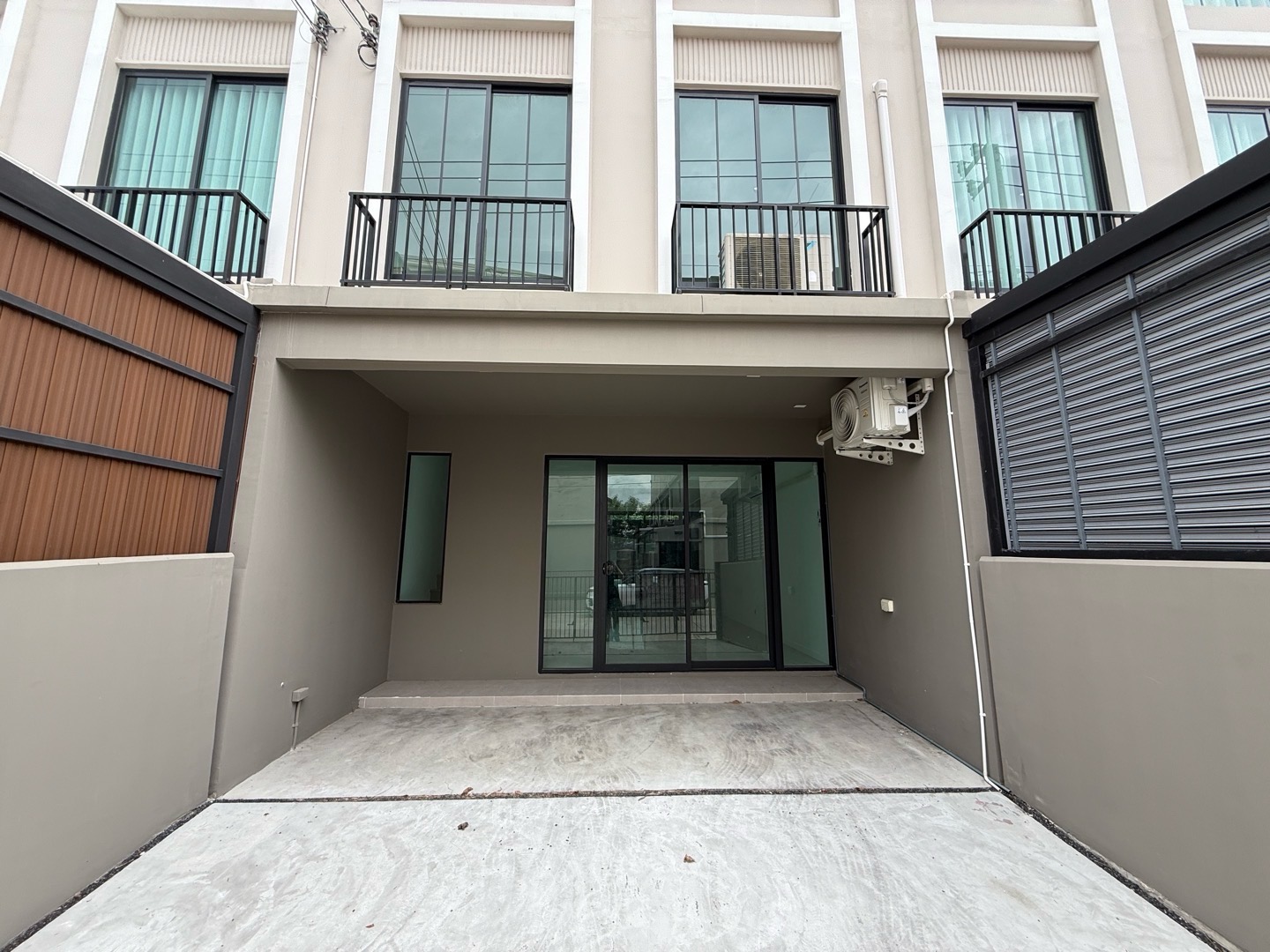 ขายทาวน์โฮมหรู สไตล์ Colonial Classic บ้านใหม่มาก ทาวน์โฮม 3 ชั้น โครงการ “PATIO” กัลปพฤกษ์-สาทร – รูปที่ 2