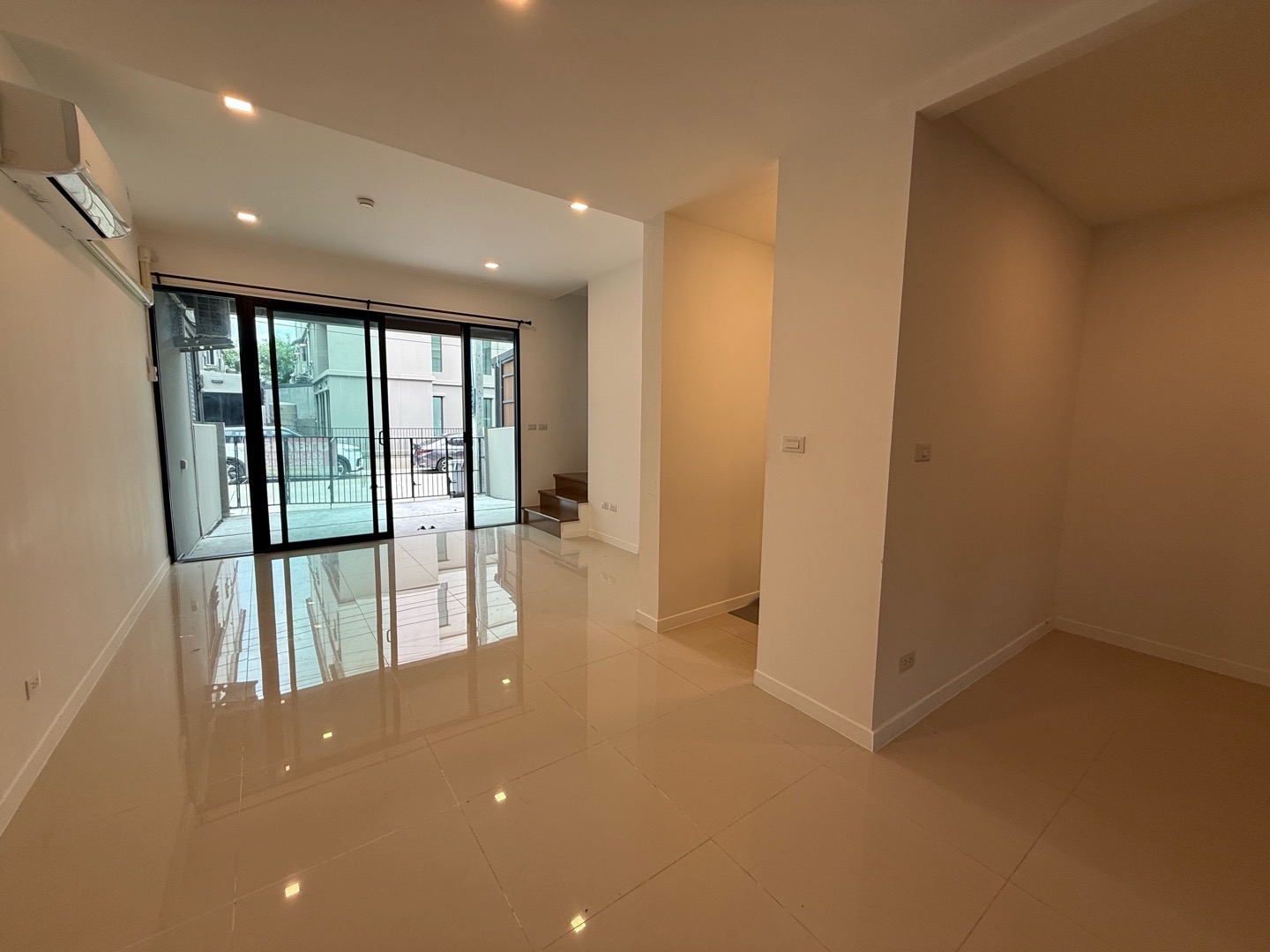 ขายทาวน์โฮมหรู สไตล์ Colonial Classic บ้านใหม่มาก ทาวน์โฮม 3 ชั้น โครงการ “PATIO” กัลปพฤกษ์-สาทร – รูปที่ 3
