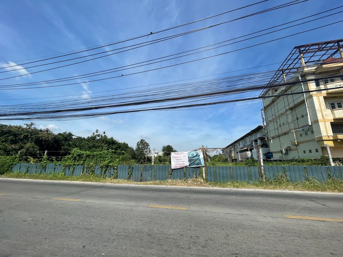 Beautiful land for sale on Bang Kruai-Sai Noi Road, Nonthaburi Province, wide face near EGAT Beautiful land for sale on Bang Kruai-Sai Noi Road, Nonthaburi Province, wide face near EGAT