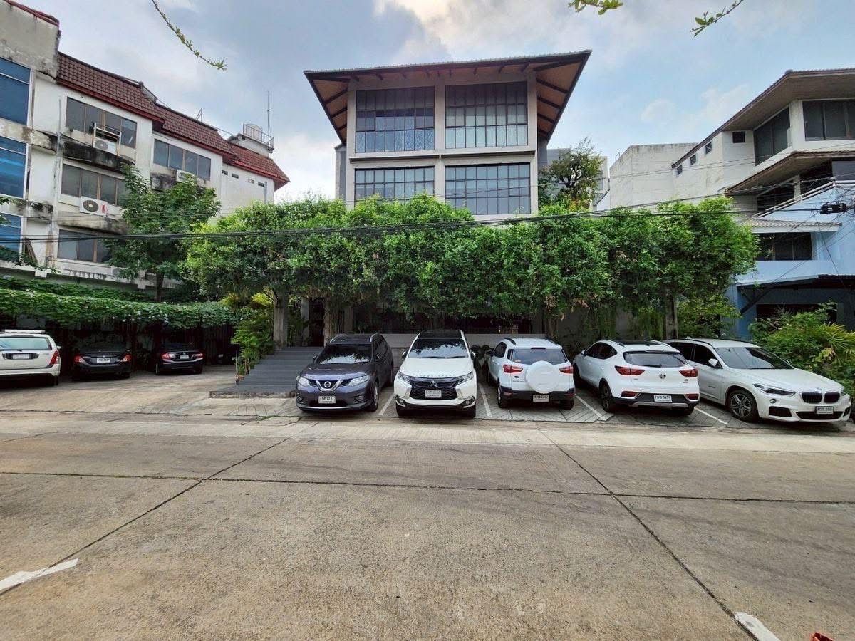Selling 4 -story office, gold, golden location Town in Town 131 sq.w. responds to all the creative businesses. Selling 4 -story office, gold, golden location Town in Town 131 sq.w. responds to all the creative businesses.