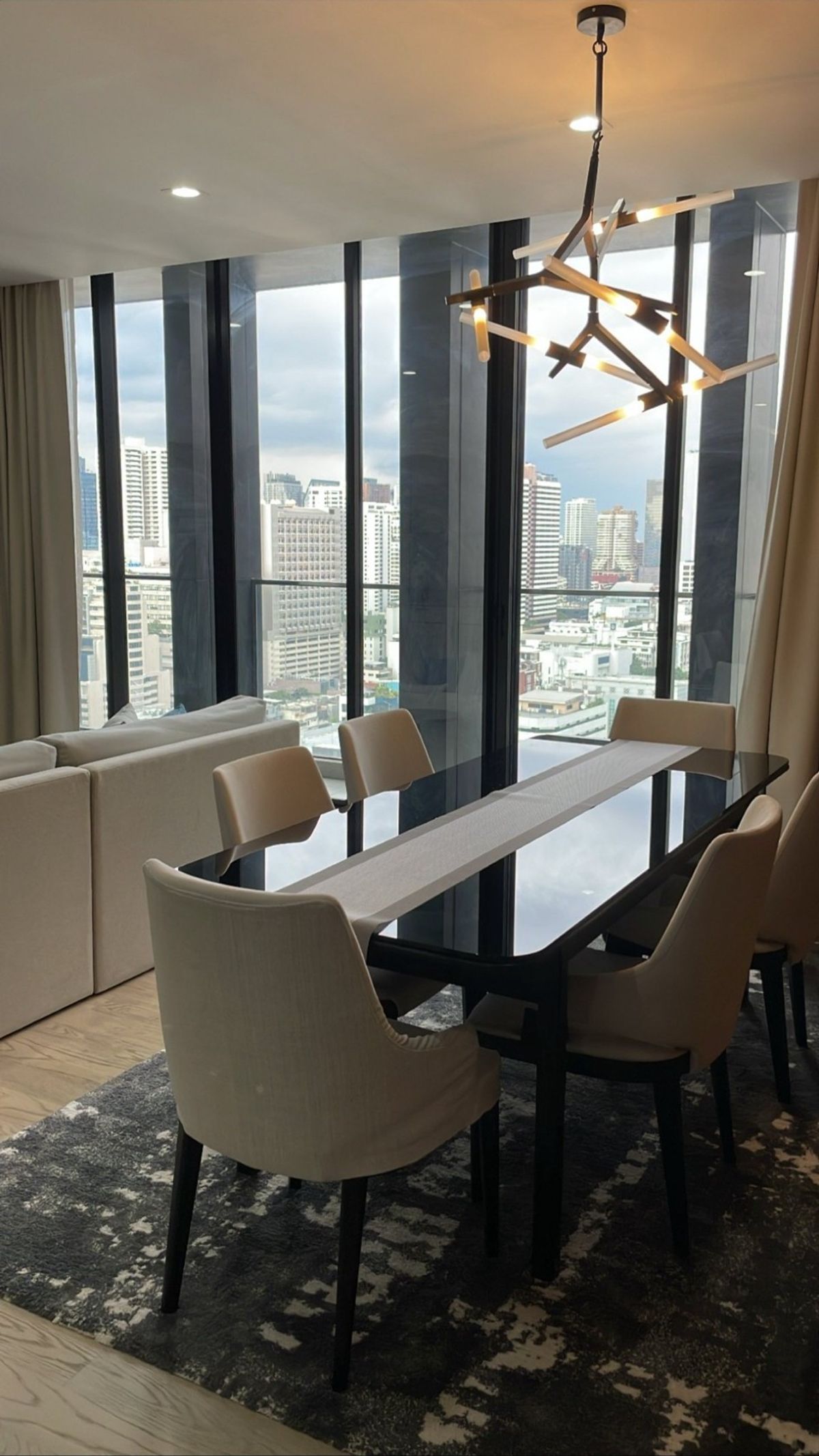 ♦ Newly refurbished ♦ ตึก C ชั้น 15+ | 117.00 ตร.ม. 2 ห้องนอน, 2 ห้องน้ำ | คอนโดมี Skywalk เชื่อมเข้า BTS เพลินจิต, Central Embassy – รูปที่ 3