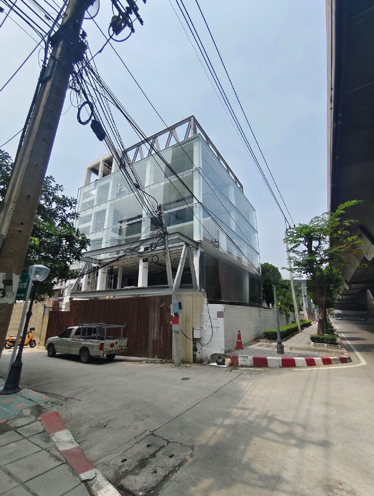 Rent a new building showroom, Rama 9, a gold location on the main road, suitable for business, such as small hospitals, surgery hospitals, animal hospitals, wellness science. Renovate for bone, muscle, health check, vaccine, complete consultation