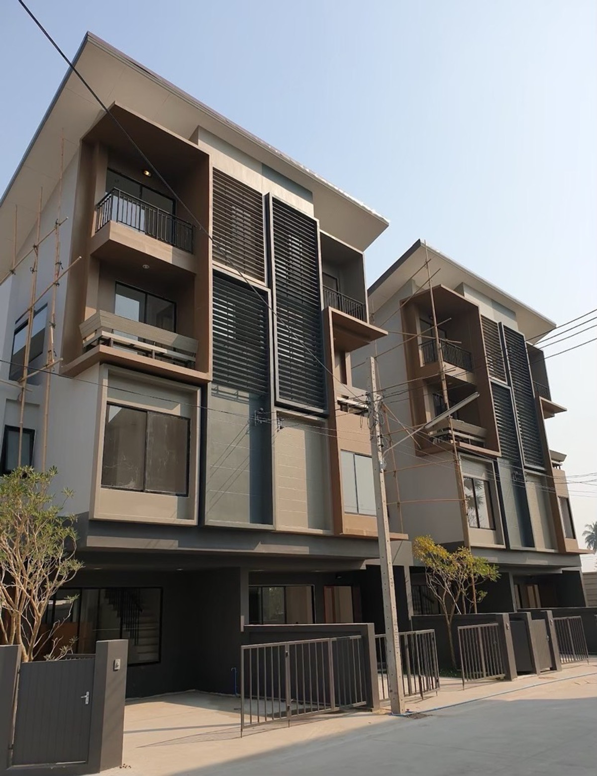 Twin townhome for rent, 3 and a half floors, Chaengwattana-Ratchaphruek, convenient travel, close to the market, close to Denla International School, only 1.7 kilometers.
