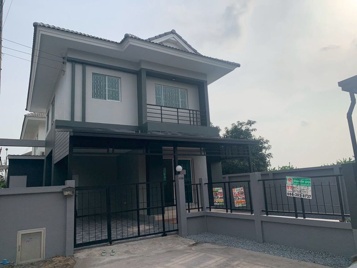 Selling very cheap, 2-story twin houses, 41.5 sq.w., Lan CO Village, On Nut-Suwaraphum, a house with 3 bedrooms, 2 bathrooms Selling very cheap, 2-story twin houses, 41.5 sq.w., Lan CO Village, On Nut-Suwaraphum, a house with 3 bedrooms, 2 bathrooms