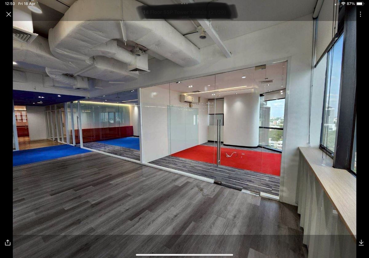 อาคารสำนักงาน ริมถนนเอกมัย ในแหล่งชุมชน ซูเปอร์มาเก็ต และร้านอาหาร