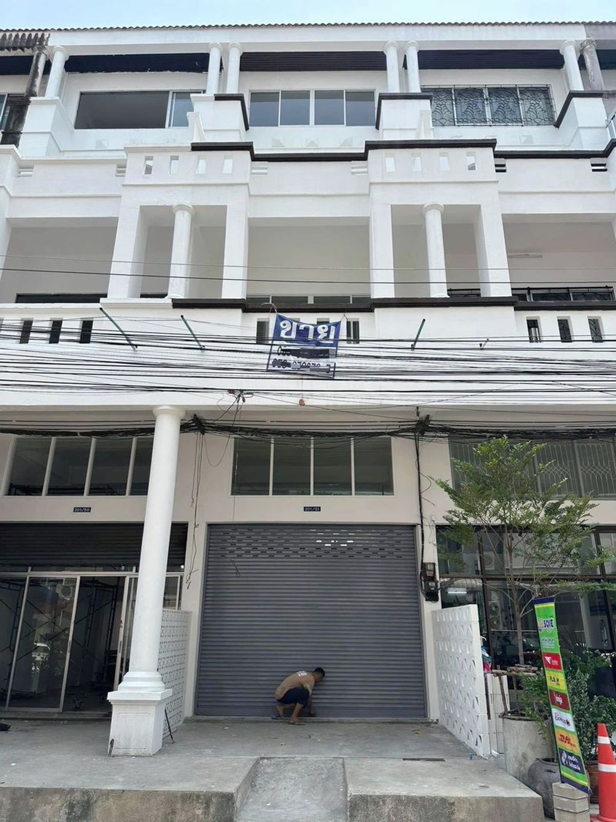 Commercial building for sale, 17 sq.m., 4 -story renovated behind the gods, Panya Hospital, Fah Ham Subdistrict, Mueang District, Chiang Mai Province