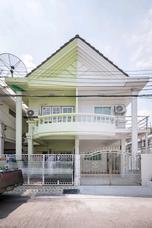 👉 Cute house, a perfect function, good location-easy to park, can park 2 cars. Anyone who wants to buy! 🏡 Baan Probdin Project 🌳