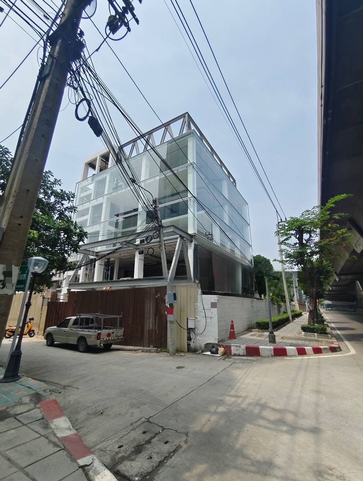 Rent a new Stand Alone Building, Rama 9 on the road. There are 20 parking elevators, suitable for showrooms, furniture, car, training center, animal hospital, surgery hospital, Korean surgery, nasal rhinoplasty, Botox Filler IV-Drip Hifu Lift-Up Dermotolo Rent a new Stand Alone Building, Rama 9 on the road. There are 20 parking elevators, suitable for showrooms, furniture, car, training center, animal hospital, surgery hospital, Korean surgery, nasal rhinoplasty, Botox Filler IV-Drip Hifu Lift-Up Dermotolo