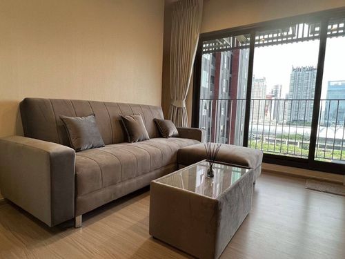 Only 300 meters from MRT Rama 9, near Airport Link Makkasan and expressway.
