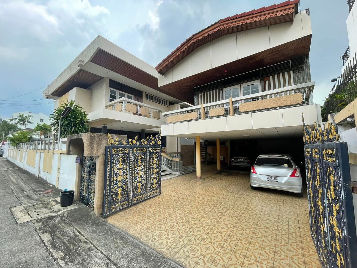 ♦ Prime Location ♦ ขายบ้านพร้อมที่ดิน 7 ห้องนอน 7 ห้องน้ำ 14.8 ตร.ว. ในซอยอินทมาระ | ใกล้ BTS สะพานควาย เพียง 600 เมตร ♦ Prime Location ♦ ขายบ้านพร้อมที่ดิน 7 ห้องนอน 7 ห้องน้ำ 14.8 ตร.ว. ในซอยอินทมาระ | ใกล้ BTS สะพานควาย เพียง 600 เมตร