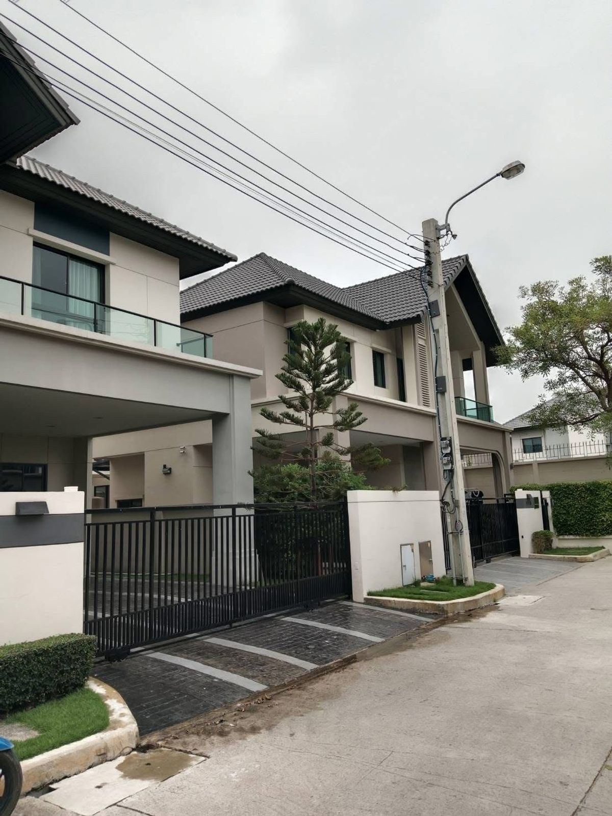 ♦ Prime Location ♦ 2 Storey detached house | 52.00 sq.w., 200.00 sq.m. | 3 bedrooms, 3 bathrooms | Near MRT Sri Thepha 5 minutes, Jas Urban Srinakarin 7 minutes, Mega Bangna 12 minutes. ♦ Prime Location ♦ 2 Storey detached house | 52.00 sq.w., 200.00 sq.m. | 3 bedrooms, 3 bathrooms | Near MRT Sri Thepha 5 minutes, Jas Urban Srinakarin 7 minutes, Mega Bangna 12 minutes.