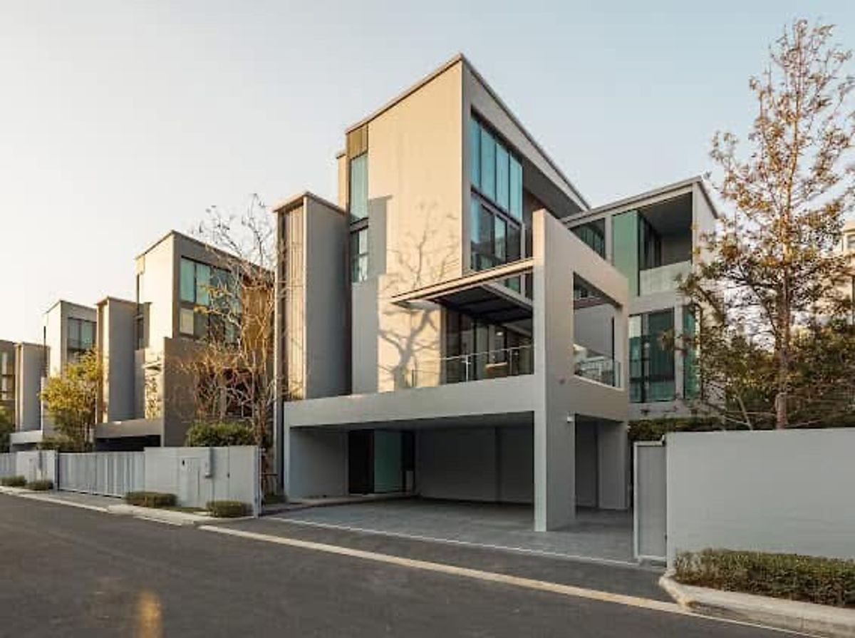 ♦ Luxury House ♦ 3 -story detached house 86.40 sq.w. 421.00 sq.m. | 4 bedrooms 4 parking | Detached house, Krungthep Krungtheetha, 2 minutes of Waleston International School, Market Place 6 minutes, Sirin Hospital 7 minutes, ARL Hua Mak 9 minutes ♦ Luxury House ♦ 3 -story detached house 86.40 sq.w. 421.00 sq.m. | 4 bedrooms 4 parking | Detached house, Krungthep Krungtheetha, 2 minutes of Waleston International School, Market Place 6 minutes, Sirin Hospital 7 minutes, ARL Hua Mak 9 minutes
