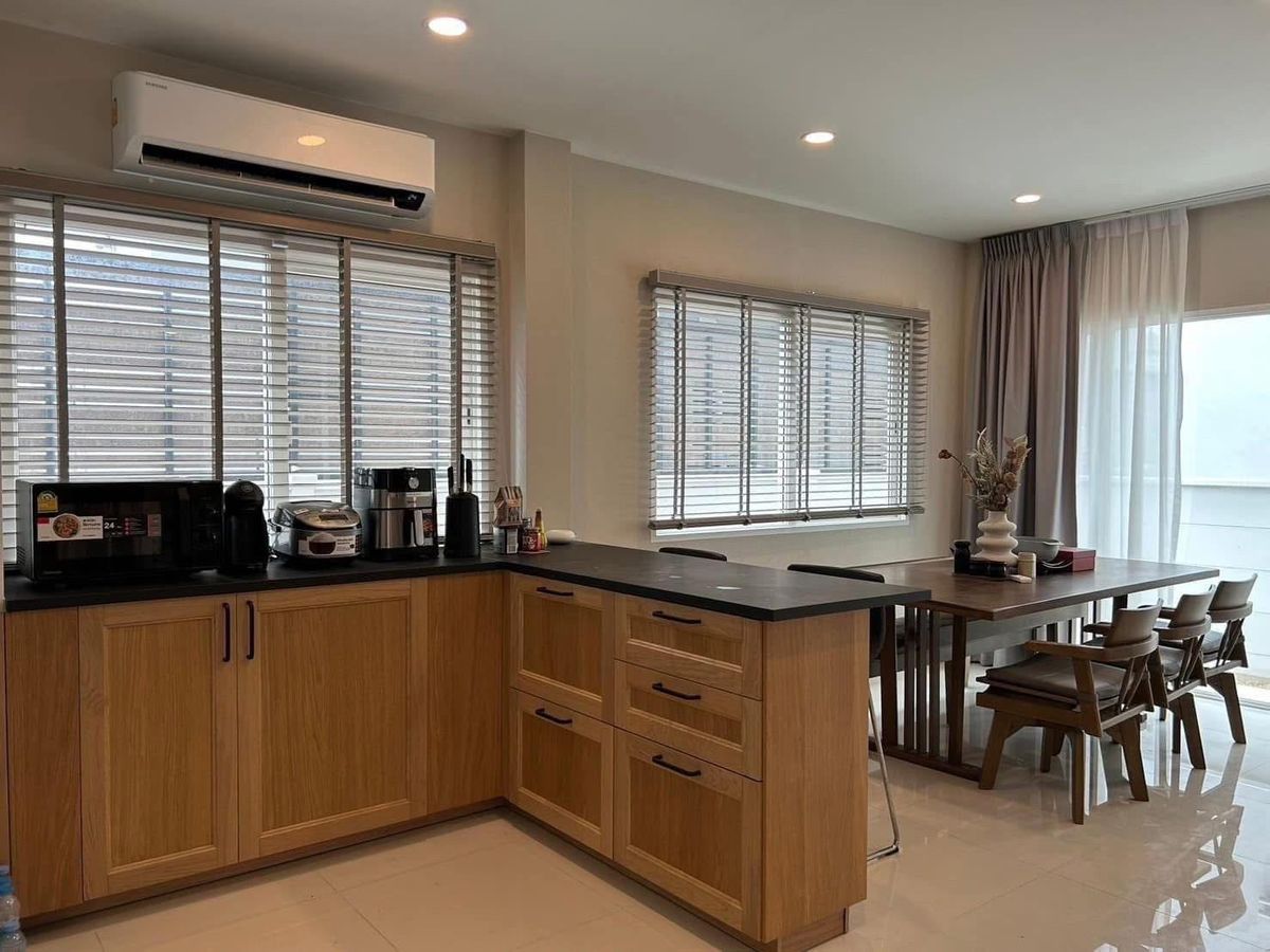● Pet Friendly ● บ้านเดี่ยว 2 ชั้น | 4 ห้องนอน, 5 ห้องน้ำ | 50.80 sq.w., 233.00 sqm.m. | ใกล้ ตลาดใหม่ทุ่งครุ : 1.6 กม., Major Hollywood สุขสวัสดิ์ : 2.6 กม. – รูปที่ 2