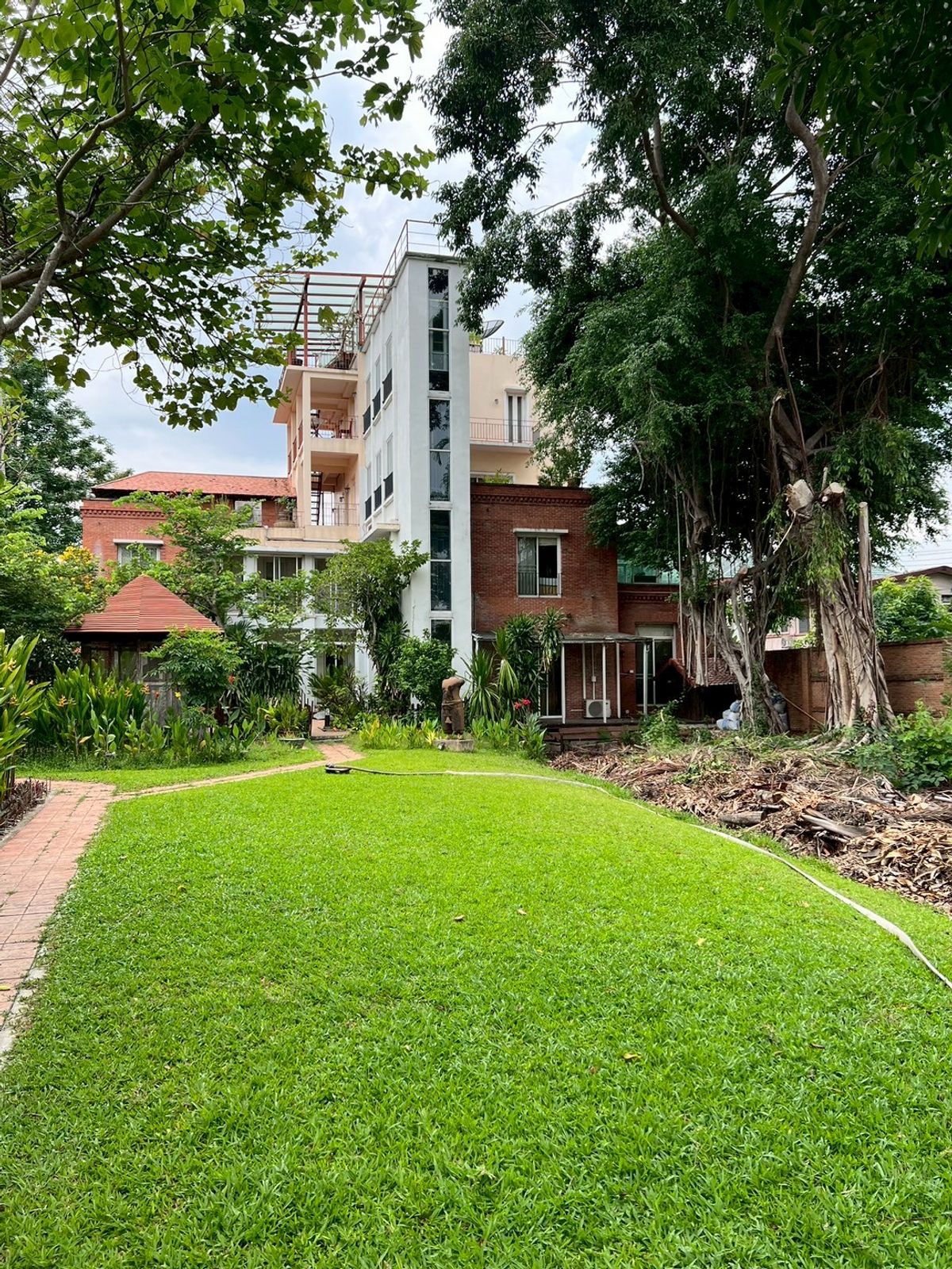 Rent a 5 -story detached house with a lift. There is a swimming pool in Soi Chaeng Watthana 13. Attached to the government center Near the international school – รูปที่ 2