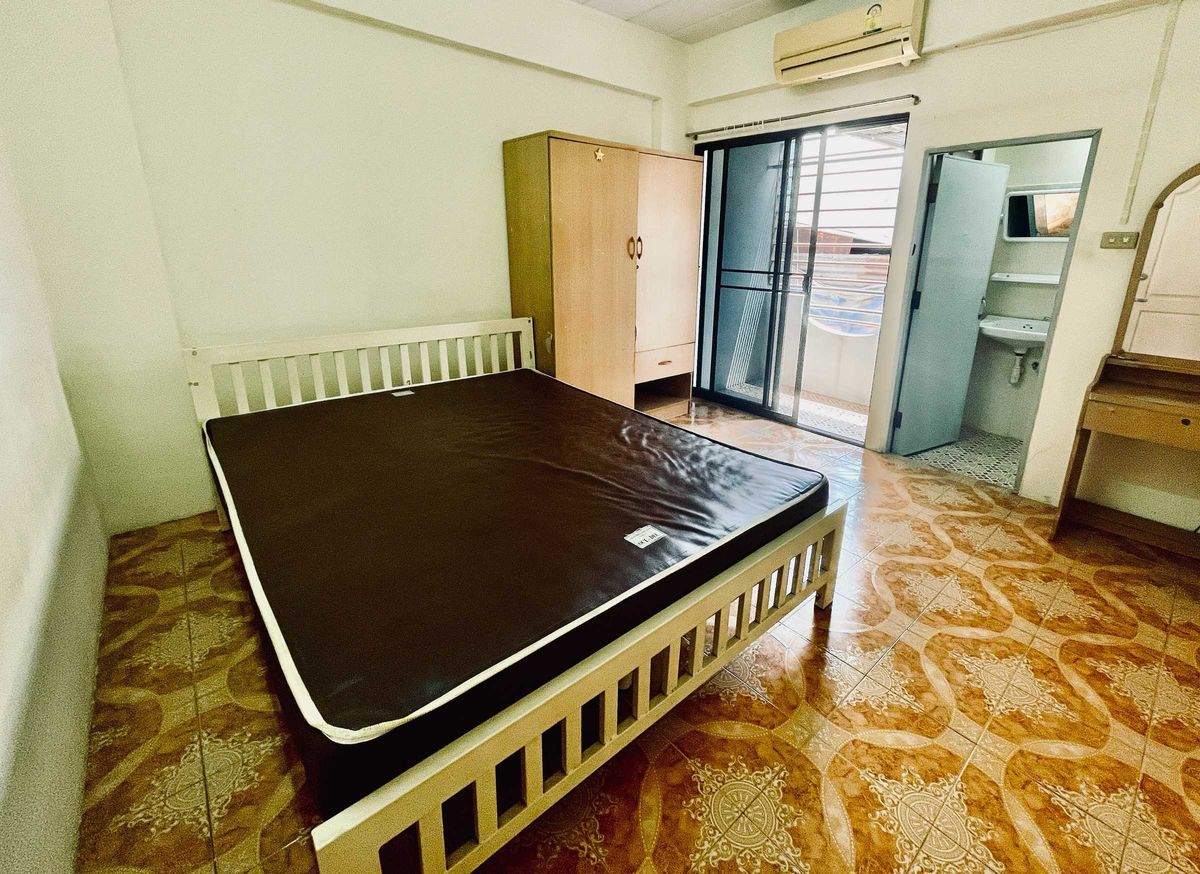 Apartment for Sale in Soi Ratchada 7 30 Rooms, 6% Yield, Near MRT Cultural Center