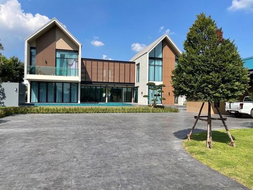 📢👇Luxury house with private swimming pool Spacious space, decorated in modern style, airy and comfortable. Auspicious house number.