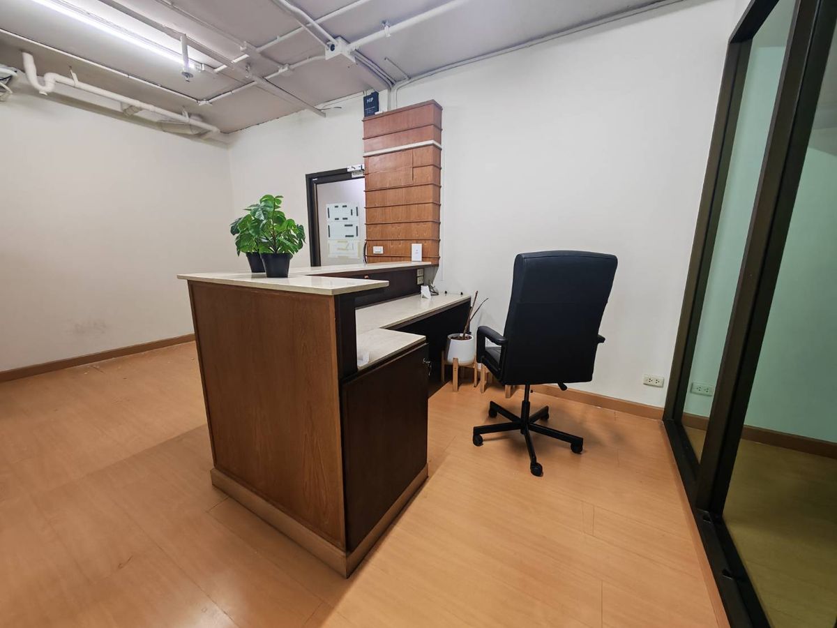 !! Selling lower than the appraised value. Investment office apartments with tenants in the heart of the economic resources