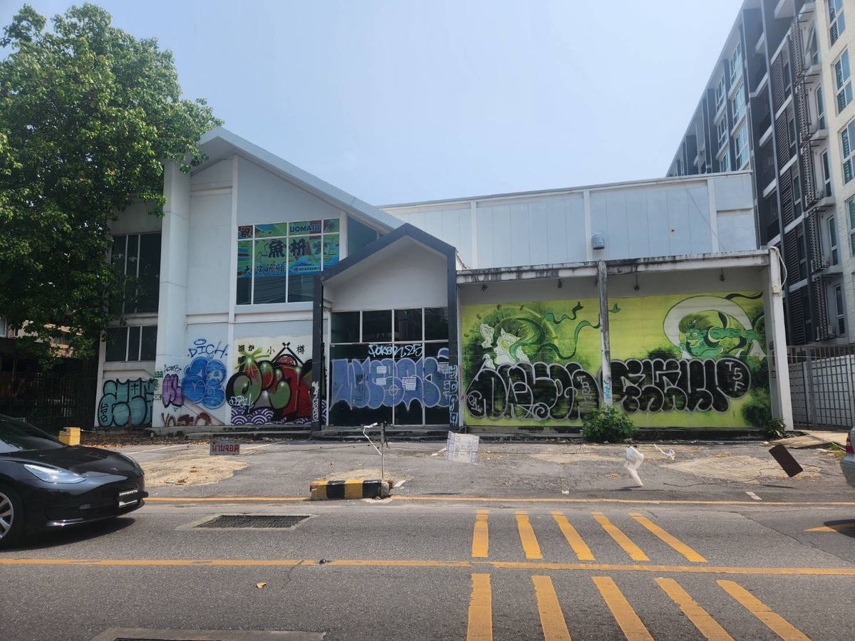 2 storey building for rent on the Maine Ekkamai Road 21 (Thonglor 20) 2 storey building for rent on the Maine Ekkamai Road 21 (Thonglor 20)