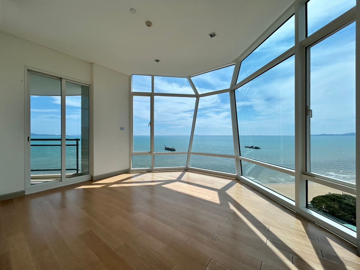 Oceanfront condo at Jomtien Beach Pattaya Oceanfront condo at Jomtien Beach Pattaya