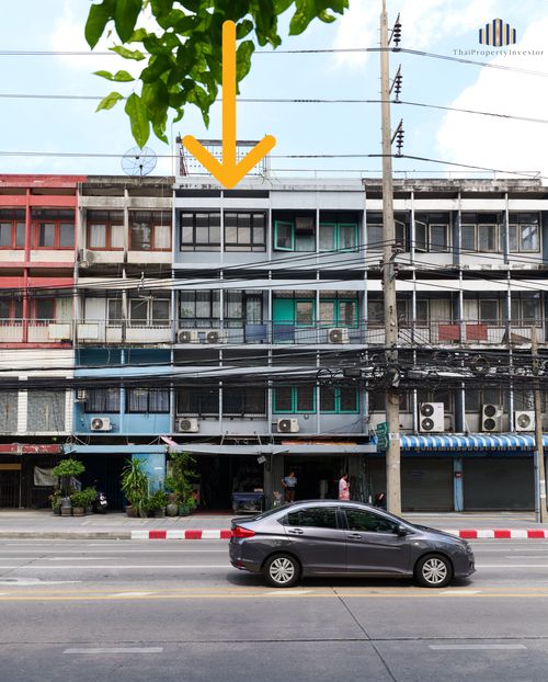 Looking for a commercial location? Don’t miss this building! For Sale: 4.5-storey commercial building with rooftop, 15 sq. wah, located right on Prachachuen 36 Road, Wong Sawang, Bang Sue — near Bon Marche Market, offered at a very affordable price.