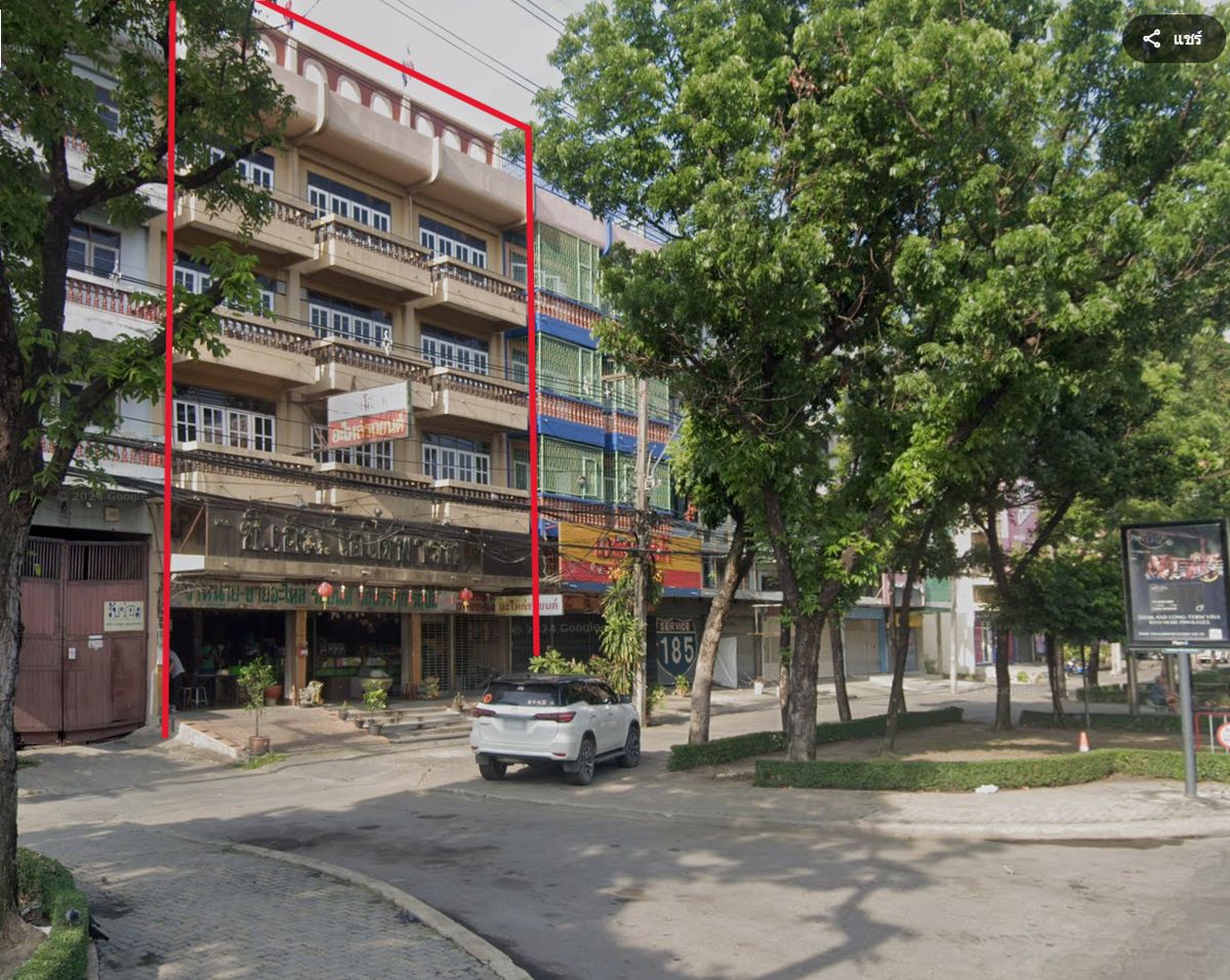 Selling a Phanee Building 6 rooms, business parts, car parts, golden locations on Petchkasem Road