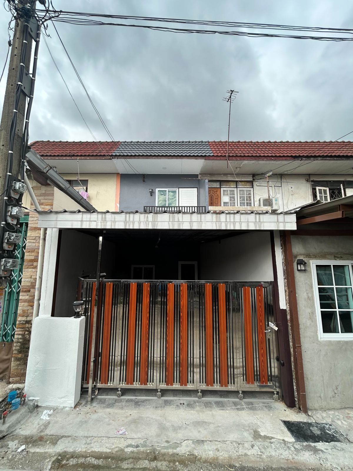 Urgent Sale! Fully Renovated 2-Storey Townhouse in the Heart of the City – Nuanchan Soi 6 – Unbeatable Price with FREE Electric Gate!