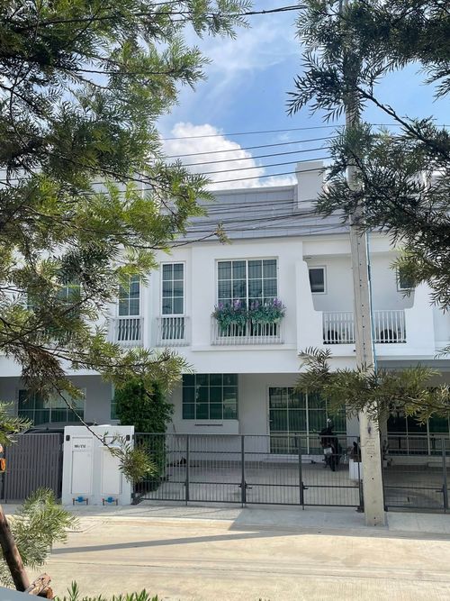 Rent Town Home Villaggio 3 Srinakarin-Bang Na Furniture air There are 3 bedrooms, 3 bathrooms. Rental price 48,500 baht