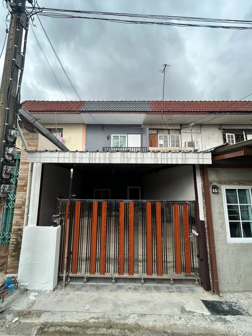 Urgent Sale! Fully Renovated 2-Storey Townhouse in the Heart of the City – Nuanchan Soi 6 – Unbeatable Price with FREE Electric Gate!