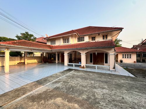 💼 For Sale: House with Warehouse - Register Your Company! Located on Ramintra Road, near Fashion Island & BTS, spacious with potential for extensions. Ready to move in!