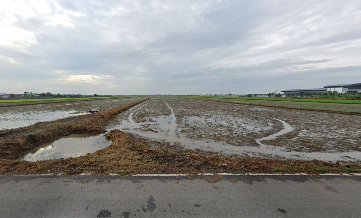 Land for Sale at Chachoengsao, area 59-3-42 rai drive from Bangkok only 20 mins surrounded by shops, villages