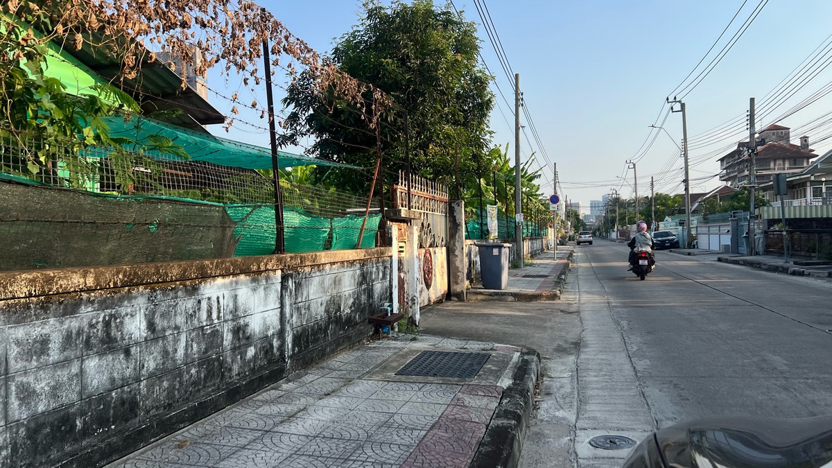 Ramkhamhaeng Land for sale/Hua Mak, good location, 8 meters wide road 0863557948