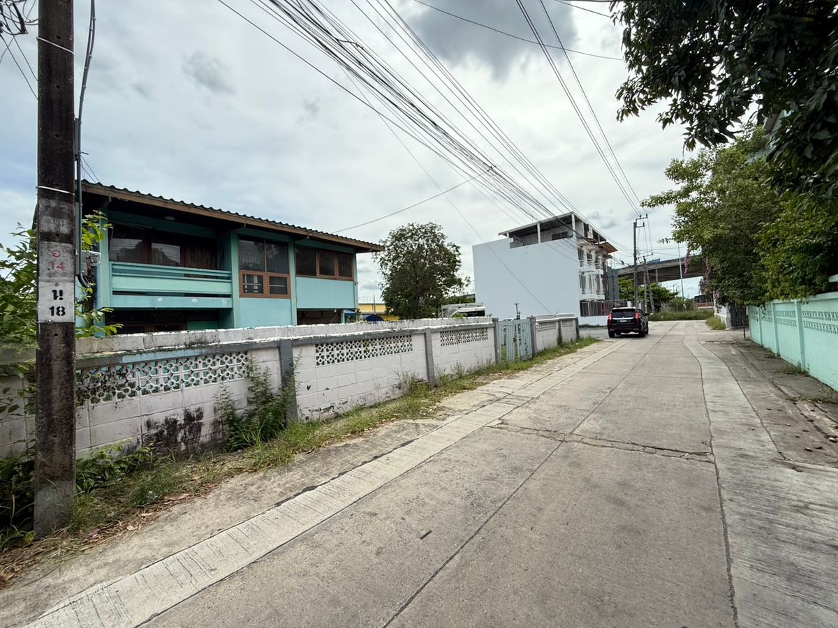 Land for sale in Soi Chaeng Watthana 34, near the Muang Thong BTS station, approximately 850 meters, attached to the Chaeng Watthana Expressway.