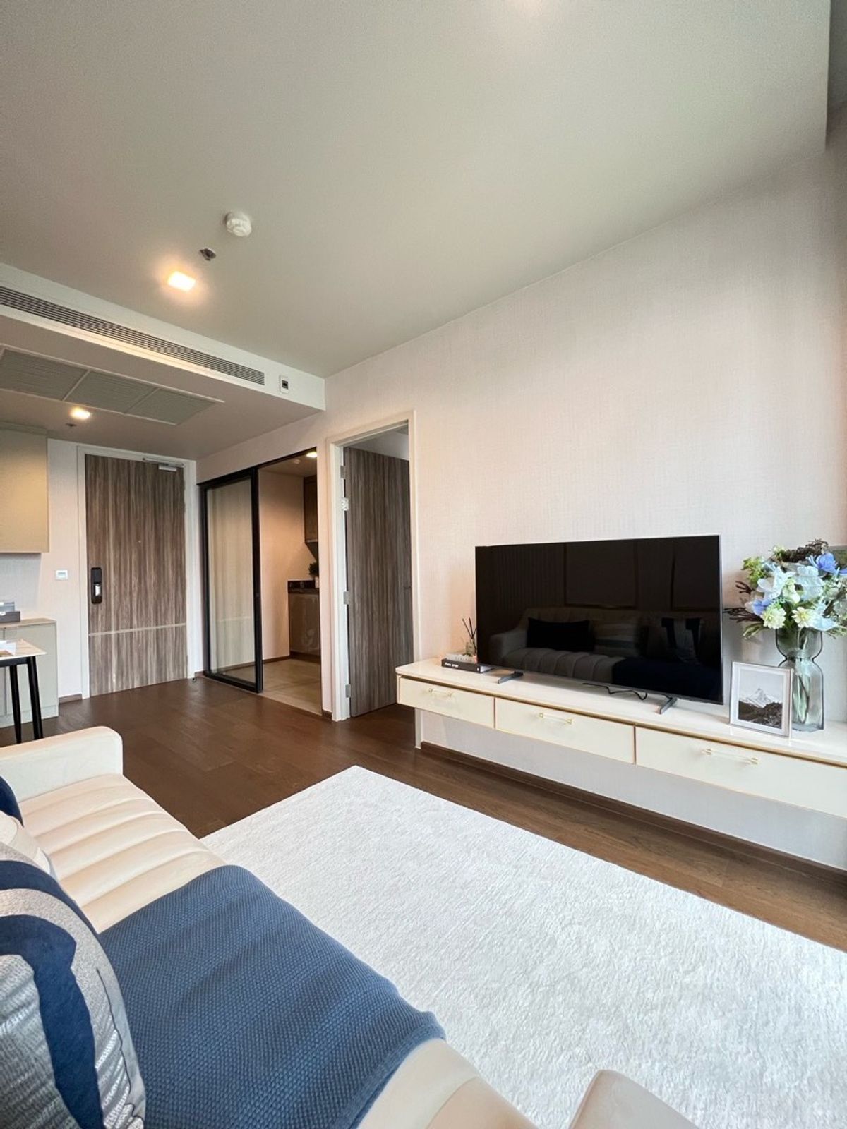 Free central 10 years, 1 room, 38 sqm. Ideo Q Sukhumvit 36, high class, very beautiful view, near BTS Thonglor, Tel. 062-339-3663