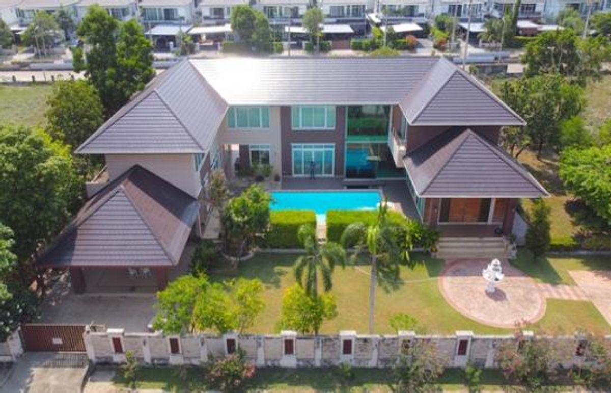 Special price, Ban Panya Inthra Phase 4, luxury house, convenient to travel 7-8, 6 parking rooms, special price 39 deleted