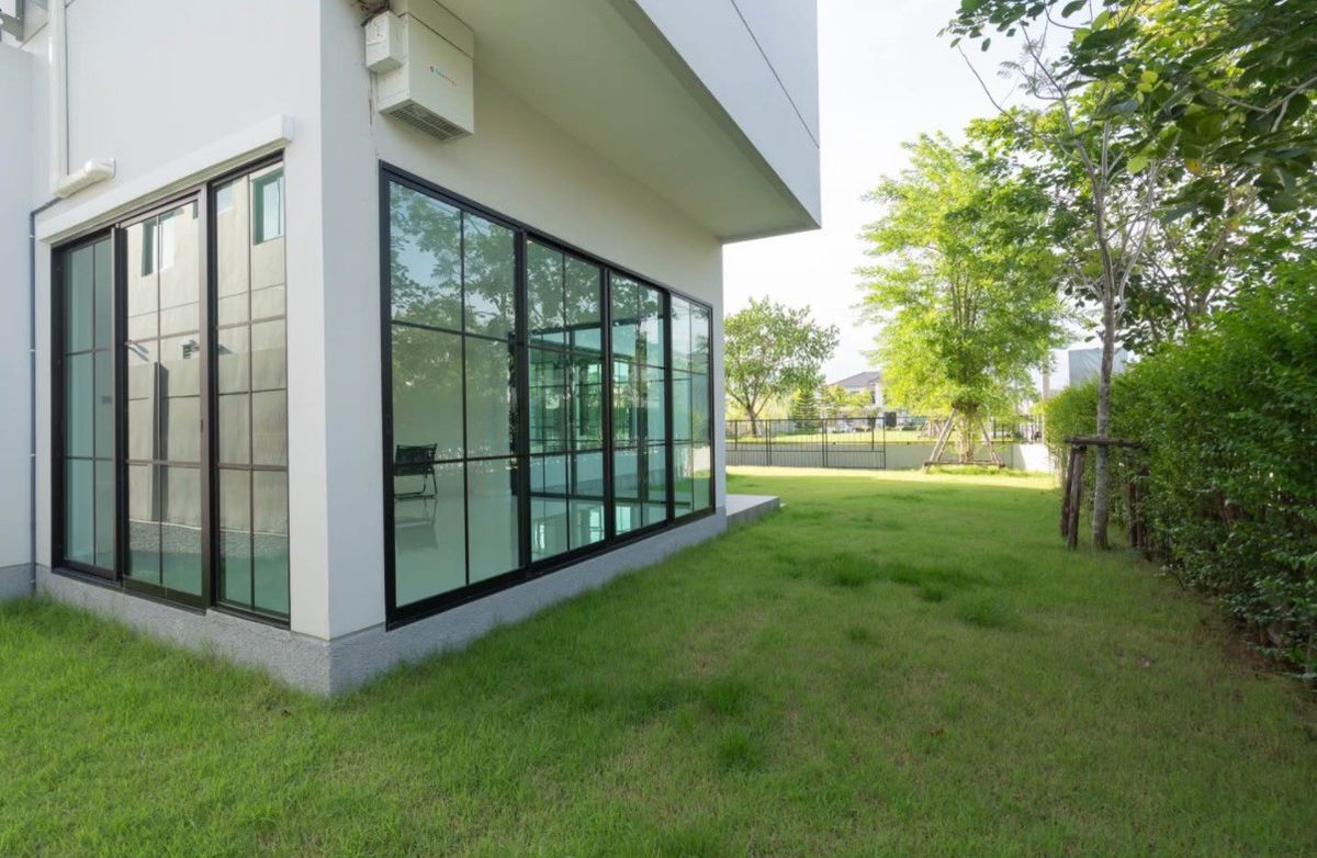 ♕ Modern French Style ♕ 2 -story detached house | 107.70 sq.m., living space 354.00 sq.m. | 4 bedrooms, 5 bathrooms, parking space | Near Kanchanaphisek Road, Thonburi Market, Sanam Luang 2 km. ♕ Modern French Style ♕ 2 -story detached house | 107.70 sq.m., living space 354.00 sq.m. | 4 bedrooms, 5 bathrooms, parking space | Near Kanchanaphisek Road, Thonburi Market, Sanam Luang 2 km.