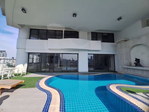 📢👇Sell with tenant til April 2026Living in luxury duplex unit with private pool and panoramic city view , walking distance to Emporium 