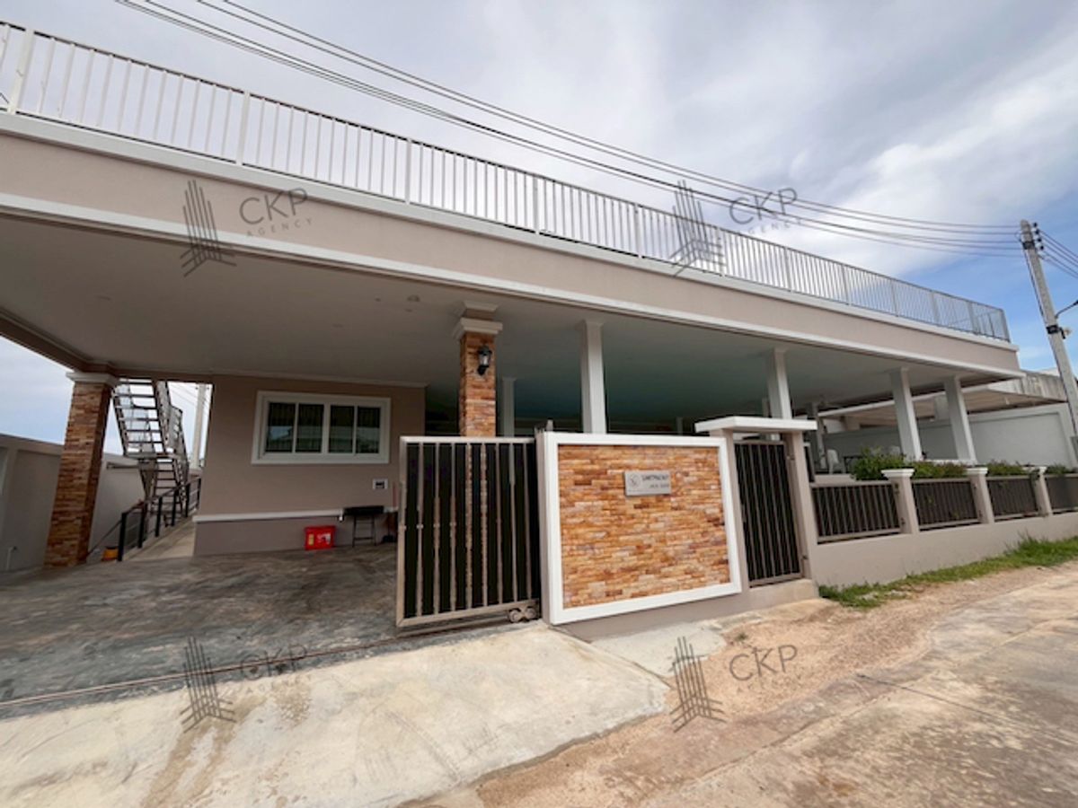 Baan Plu Villa Pranburi has an indoor swimming pool, is close to tourist attractions, and is close to shopping malls. It can be rented out for further profit. Baan Plu Villa Pranburi has an indoor swimming pool, is close to tourist attractions, and is close to shopping malls. It can be rented out for further profit.