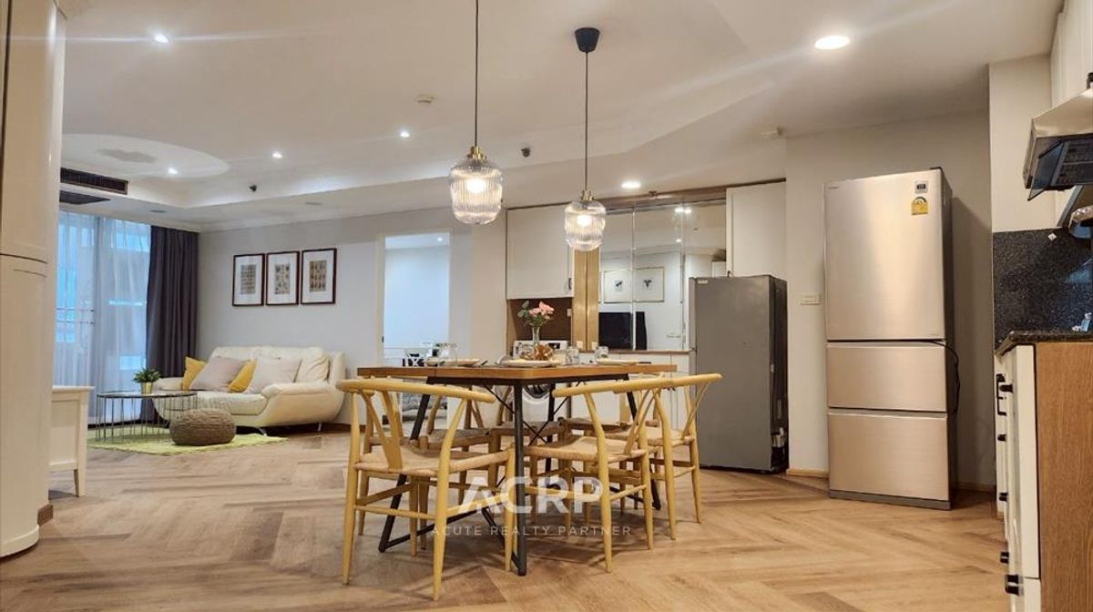 condo for sale with tenant at Las Colinas on Sukhumvit 21, Asoke. Few steps to BTS &amp; MRT.