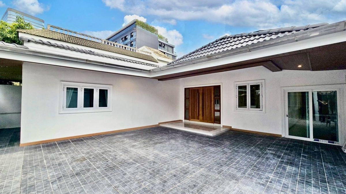★ Prime Location ★ 1 ชั้น | ขนาดที่ดิน 242.00 ตร.ว. พื้นที่ใช้สอย 350.00 ตร.ม. | 3 ห้องนอน 5 ห้องน้ำ 2 ที่จอดรถ | ใกล้ MRT ห้วยขวาง