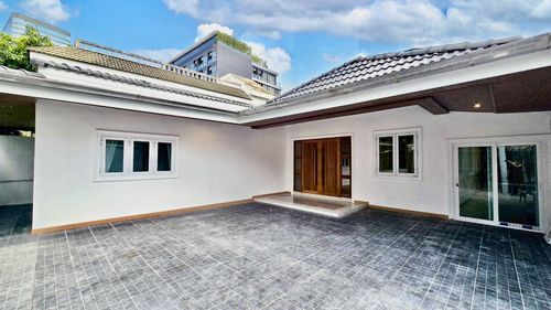 ★ Prime Location ★ 1 ชั้น | ขนาดที่ดิน 242.00 ตร.ว. พื้นที่ใช้สอย 350.00 ตร.ม. | 3 ห้องนอน 5 ห้องน้ำ 2 ที่จอดรถ | ใกล้ MRT ห้วยขวาง