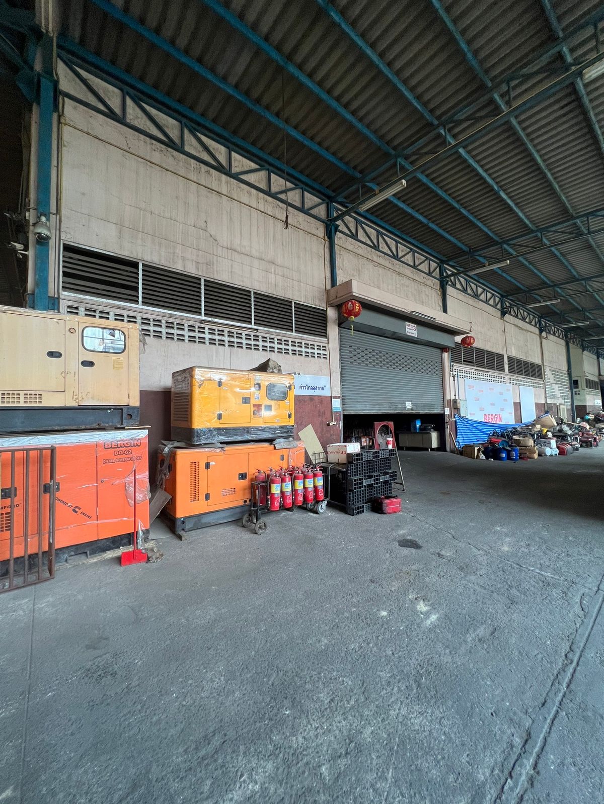 1800 sqm warehouse, Nakhon Chai Si, next to Petchkasem Road, 2 and a half floors, with only 35 minutes from Bangkok. 1800 sqm warehouse, Nakhon Chai Si, next to Petchkasem Road, 2 and a half floors, with only 35 minutes from Bangkok.