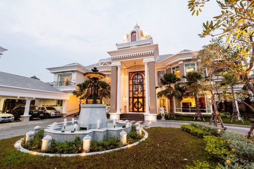 ❖ Luxury Mansion in Central Bangkok ❖ คฤหาสน์ 3 อาคาร 3 ชั้น | ขนาด 517.00 ตร.ว. พื้นที่ใช้สอย 1,200.00 ตร.ม. | 5 ห้องนอน 6 ห้องน้ำ 12 ที่จอดรถ | ใกล้ สยามพารากอน ขับรถ 15 นาที