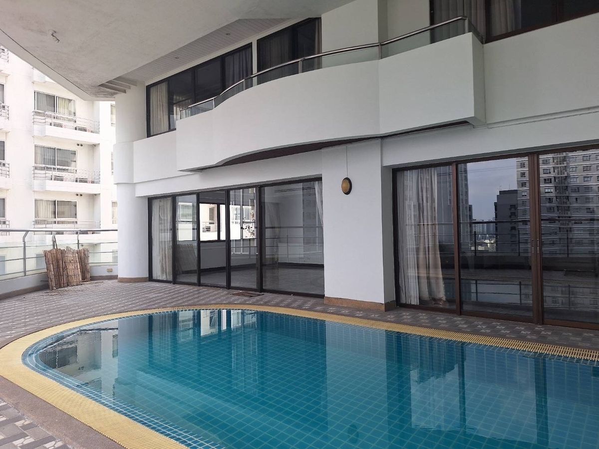📢👇Sell with tenant til April 2027 Living in luxury duplex unit with private pool, walking distance to Emporium 
