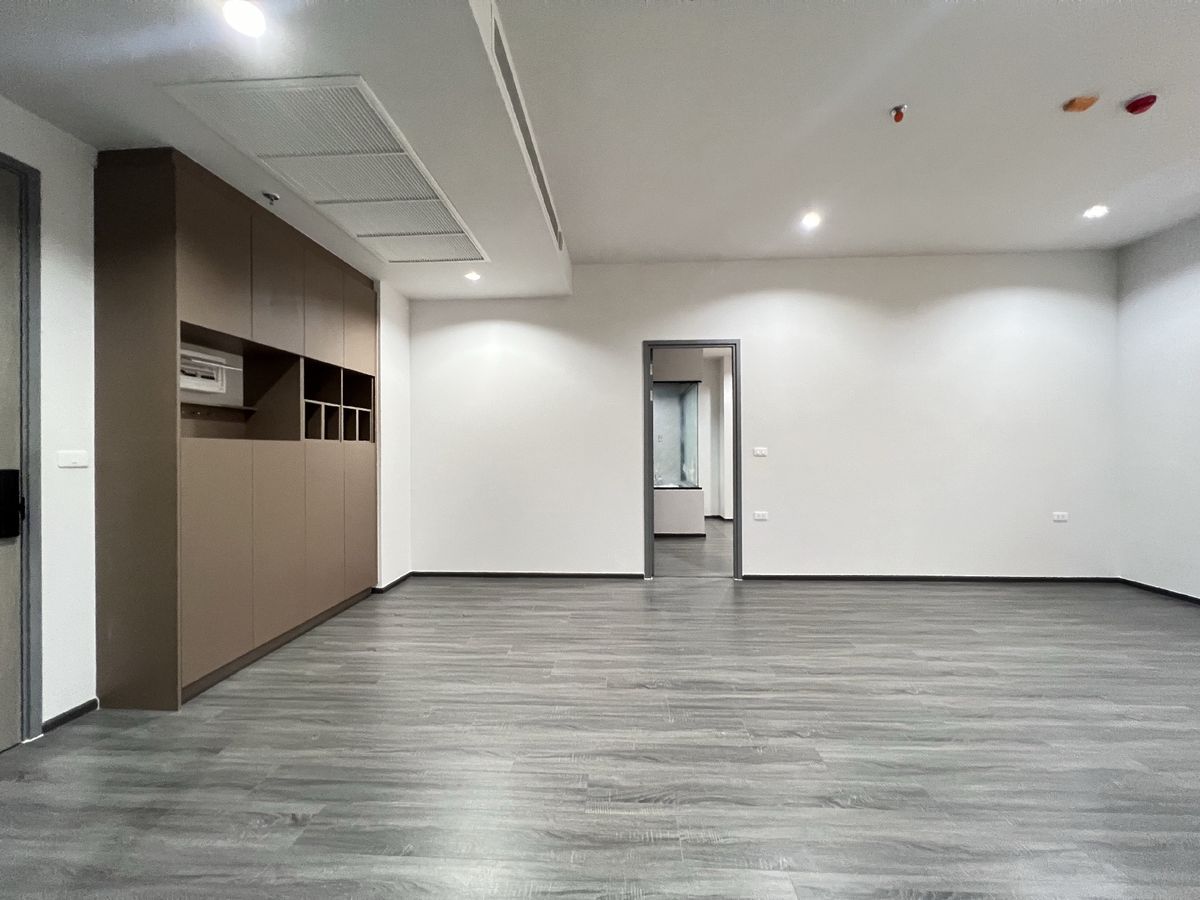 Cheaper than the project, 3 million, down payment sale, 2 bedrooms, size 65 sq m., north side, corner room, Ideo Sukhumvit Rama4, near BTS Phra Khanong, call 062-339-3663.