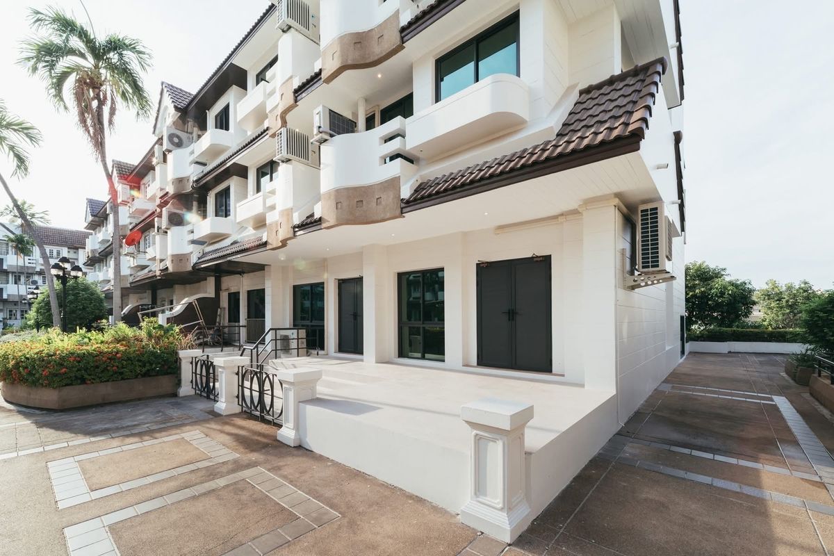 📢👇Newly renovated 3-storey townhouse , walkable to BTS, nice modern decoration.