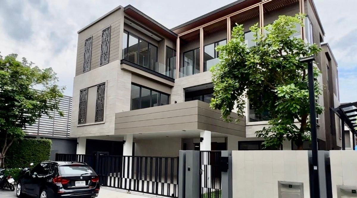 Rent a house in the project Wanressence Rama 9-Krungthep Kreetha, 3-story house with 4 bedrooms, 5 water.