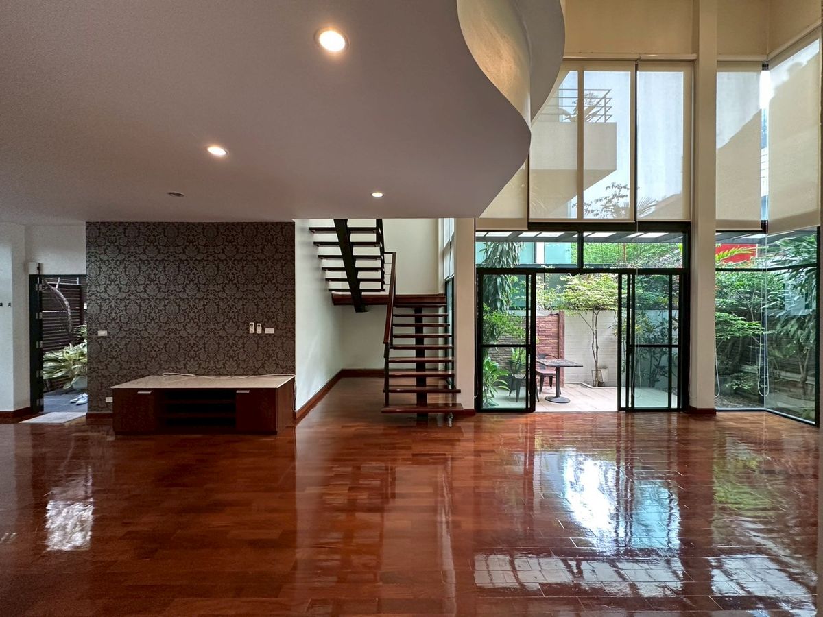 🏡 Luxury House for Rent in Sukhumvit – 3 Bedrooms + Maid’s Room, Private Pool &amp; Gym, Prime Location, Ready to Move In