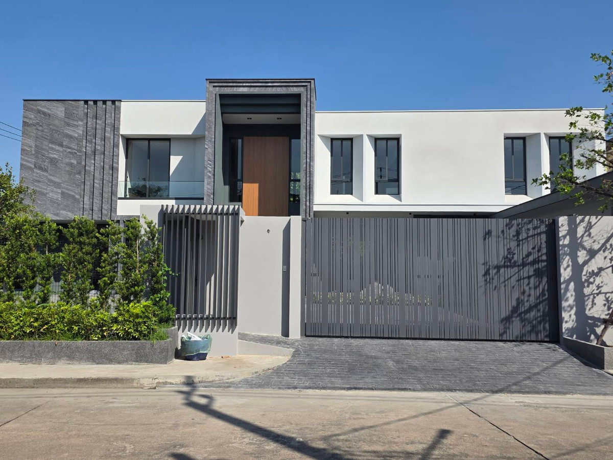Panya Village Pattanakarn 30: 211 Sqw 5+1 BED 6 Bath Brandnew 138,000,000 Am: 0656199198