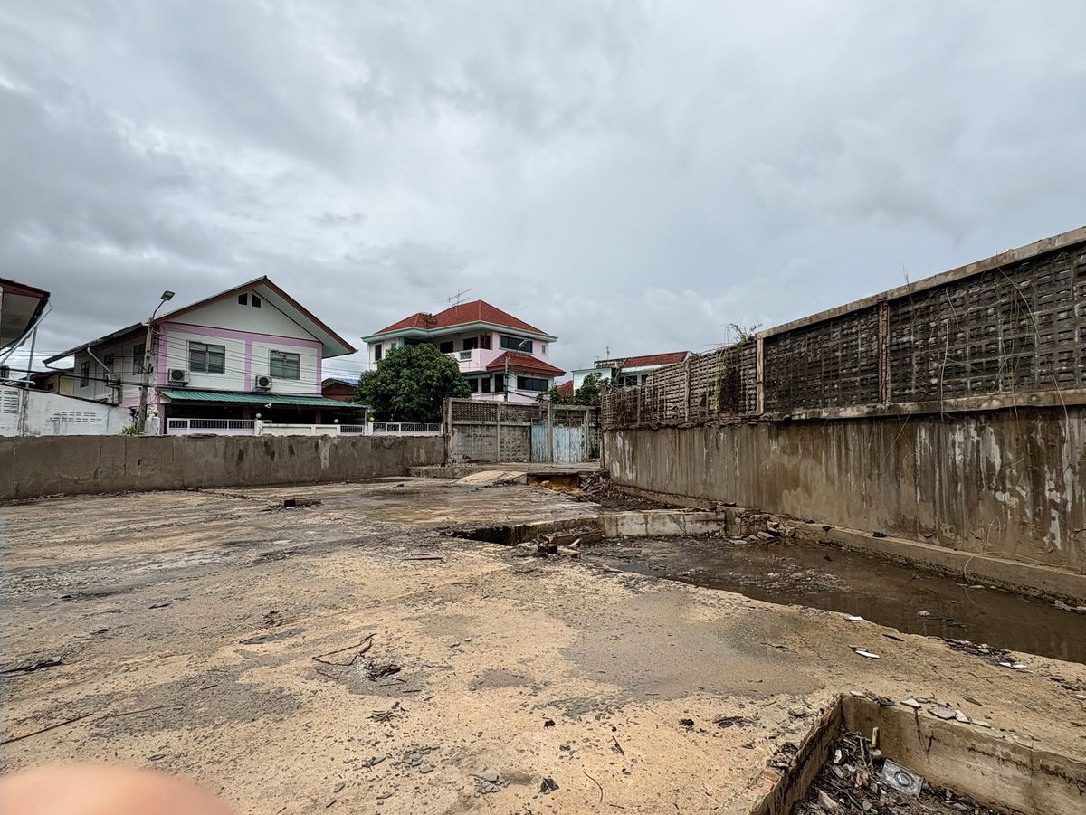 Land for sale near BTS. Sai Sai Rd. (With buildings) Soi 12 into the alley, only 150 meters. Can access both Sukhumvit Road, Line and Prakhon Chai Rd. – รูปที่ 4