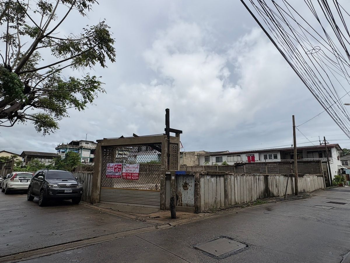 Land for sale near BTS. Sai Sai Rd. (With buildings) Soi 12 into the alley, only 150 meters. Can access both Sukhumvit Road, Line and Prakhon Chai Rd. – รูปที่ 3